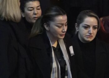 Arkivoli i Shpat Kasapit, i mbuluar me flamurin kombëtar, emocionon bashkëshorten e tij që derdh lot.