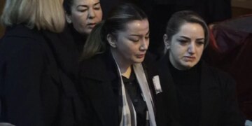 Arkivoli i Shpat Kasapit, i mbuluar me flamurin kombëtar, emocionon bashkëshorten e tij që derdh lot.