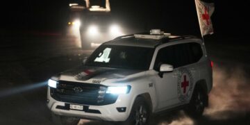 Armëpushimi në Gaza, Hamasi përcjell trupin e një tjetër pengu izraelit, ndërsa Izraeli kërkon edhe tre të tjerë.