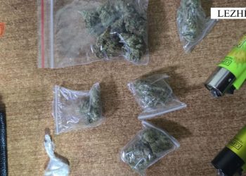 Arrestohen dy individë në Lezhë për tregtimin e kokainës dhe kanabisit, ndërsa një 17-vjeçar procedohet në gjendje të lirë.