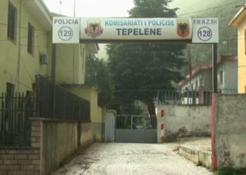 Arrestohet 19-vjeçari i shpallur në kërkim, pasi kërcënoi me armë gjahu një të ri dhe i dëmtoi automjetin.