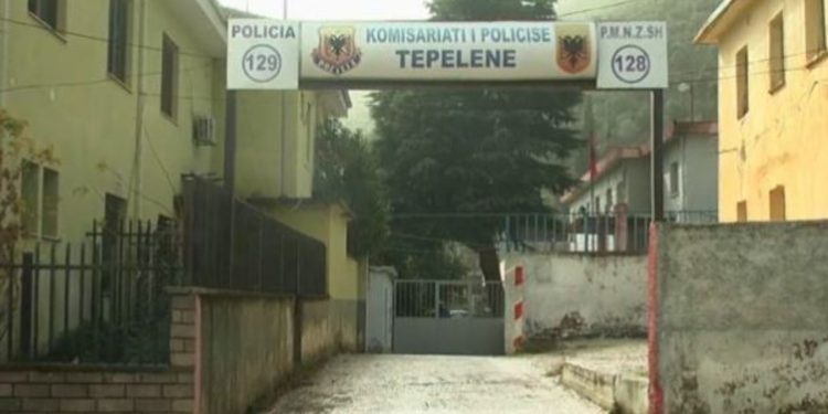 Arrestohet 19-vjeçari i shpallur në kërkim, pasi kërcënoi me armë gjahu një të ri dhe i dëmtoi automjetin.