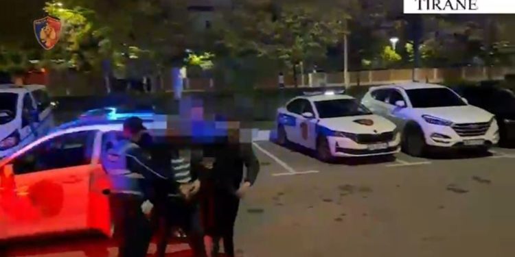 Arrestohet 40-vjeçari në Tiranë, pasi akuzohet se mashtroi dhe i mori 21 mijë euro për dokumente udhëtimi në drejtim të Shteteve të Bashkuara.