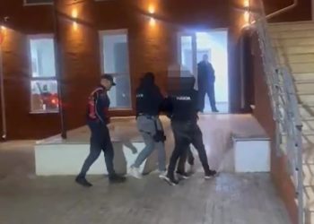 Arrestohet 41-vjeçari në Kuçovë për përshtatje lokali për tregtimin dhe përdorimin e lëndëve narkotike; kapen armë dhe fishekë luftarakë.