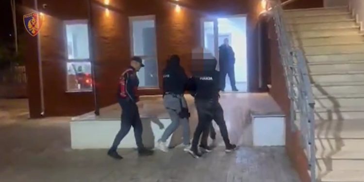 Arrestohet 41-vjeçari në Kuçovë për përshtatje lokali për tregtimin dhe përdorimin e lëndëve narkotike; kapen armë dhe fishekë luftarakë.