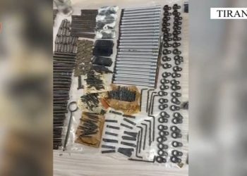 Arrestohet 46-vjeçari në Tiranë, akuzohet se përdorte taksinë për të furnizuar grupe kriminale me armë dhe drogë.