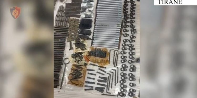 Arrestohet 46-vjeçari në Tiranë, akuzohet se përdorte taksinë për të furnizuar grupe kriminale me armë dhe drogë.