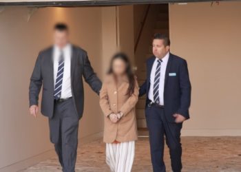 Arrestohet "fallxhorja" dhe vajza e saj në Australi, pas shpërthimit të një skeme mashtrimi prej 46 milion dollarësh, ku u zbuluan sende luksoze në banesën e tyre.