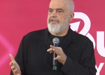 Atentati mafioz në Rinas lë pas dy të vrarë, Rama reagon për herë të parë: Do të fillojmë instalimin e kamerave inteligente, që do të ndihmojnë në zbardhjen e ngjarjes në kohë reale.