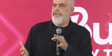 Atentati mafioz në Rinas lë pas dy të vrarë, Rama reagon për herë të parë: Do të fillojmë instalimin e kamerave inteligente, që do të ndihmojnë në zbardhjen e ngjarjes në kohë reale.