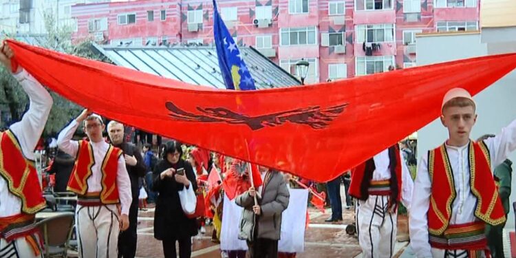 Atmosfera festive në Tiranë/ Kryeqyteti e përjeton me qetësi festën simbolike të flamurit