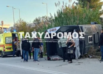 Autobusi me 40 pelegrinë pëson aksident në përreth të Athinës, 12 të lënduar.