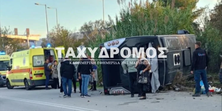 Autobusi me 40 pelegrinë pëson aksident në përreth të Athinës, 12 të lënduar.