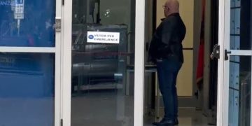 Avokati Genc Gjokutaj në SPAK, kërkon një datë tjetër për thirrjen e Berishës, ializohet arsyeja.