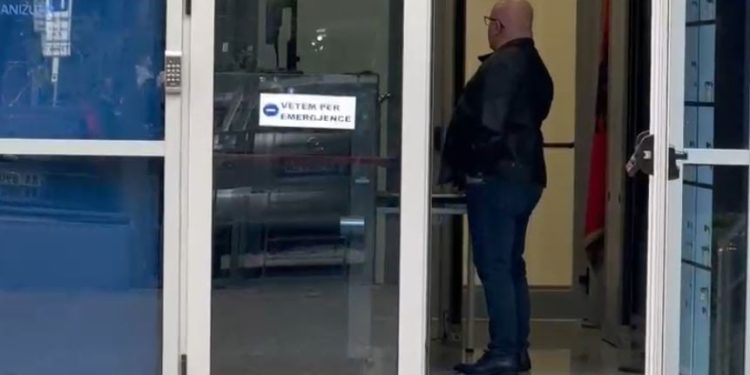 Avokati Genc Gjokutaj në SPAK, kërkon një datë tjetër për thirrjen e Berishës, ializohet arsyeja.