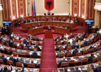 Balla kërkon ndalimin e bisedimeve në Kuvend, opozita e refuzon, Berisha vazhdon të qëndrojë në foltore.