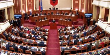 Balla kërkon ndalimin e bisedimeve në Kuvend, opozita e refuzon, Berisha vazhdon të qëndrojë në foltore.