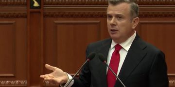 Balla përplaset me opozitën në Kuvend: Sali, e ke tradhtuar vendin çdo herë që ke pasur rastin, ngrije kokën dhe përballe situatën!