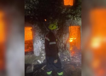 Banesa në Malësinë e Madhe përfshihet nga zjarri, raportohen dëme materiale të shkaktuara.