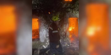 Banesa në Malësinë e Madhe përfshihet nga zjarri, raportohen dëme materiale të shkaktuara.