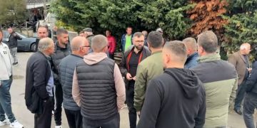 Banorët e Çërravës protestojnë për arrestimin e një bashkëfshatari, kërkojnë çlirimin e tij pas provokimit