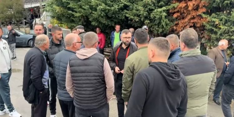 Banorët e Çërravës protestojnë për arrestimin e një bashkëfshatari, kërkojnë çlirimin e tij pas provokimit