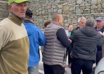 Banorët e Trebijës në Pogradec protestojnë për mbylljen e rrugës së vjetër që lidh fshatin me qytetin.