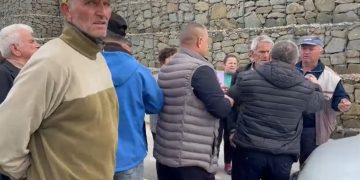 Banorët e Trebijës në Pogradec protestojnë për mbylljen e rrugës së vjetër që lidh fshatin me qytetin.