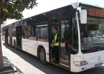 Bashkia e Kamzës rrit çmimin e biletave Kamëz-Tiranë pa konsultime dhe pa transparencë