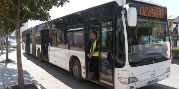 Bashkia e Kamzës rrit çmimin e biletave Kamëz-Tiranë pa konsultime dhe pa transparencë