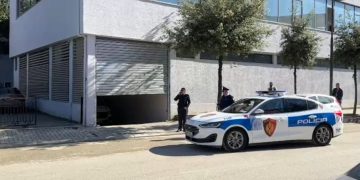 Bertil Alliaj paraqitet në Gjykatën e Vlorës, i akuzuar për vrasjen e kushëririt në fshatin Gjorm.