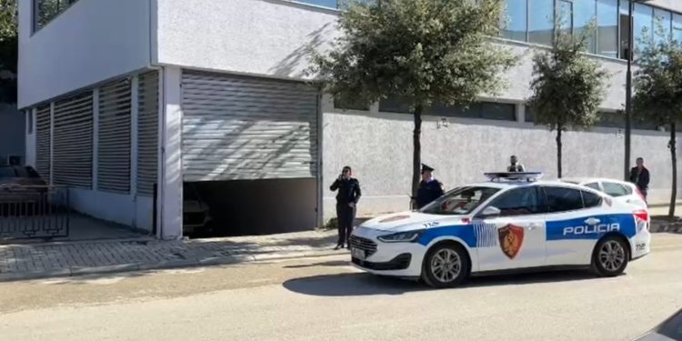 Bertil Alliaj paraqitet në Gjykatën e Vlorës, i akuzuar për vrasjen e kushëririt në fshatin Gjorm.