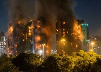 Bilanci i viktimave nga zjarri në Hong Kong vazhdon të rritet, me 75 persona të vdekur dhe rreth 300 të tjerë të pagjetur.