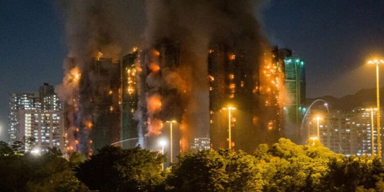 Bilanci i viktimave nga zjarri në Hong Kong vazhdon të rritet, me 75 persona të vdekur dhe rreth 300 të tjerë të pagjetur.