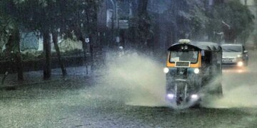 “Bora e shekullit: Reshje të jashtëzakonshme krijojnë panik në Tajlandë”