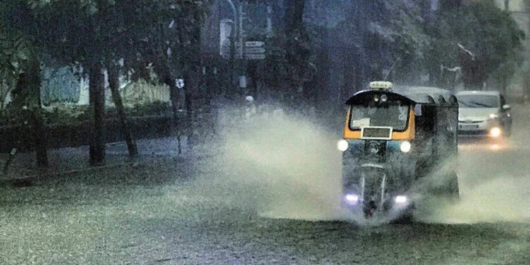 “Bora e shekullit: Reshje të jashtëzakonshme krijojnë panik në Tajlandë”