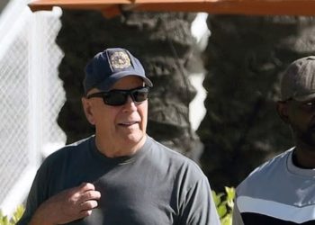 Bruce Willis bën paraqitjen e tij të parë në publik pas diagnozës së demencës, duke u fotografuar në rrugët e Los Angeles-it.