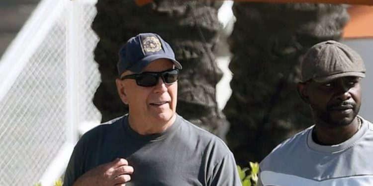 Bruce Willis bën paraqitjen e tij të parë në publik pas diagnozës së demencës, duke u fotografuar në rrugët e Los Angeles-it.