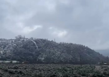 Bulqiza mbulohet nga dëbora, autoritetet u bëjnë thirrje drejtuesve të mjeteve: Shmangni rrezikun nga ngricat në rrugë.