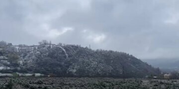 Bulqiza mbulohet nga dëbora, autoritetet u bëjnë thirrje drejtuesve të mjeteve: Shmangni rrezikun nga ngricat në rrugë.