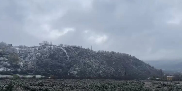 Bulqiza mbulohet nga dëbora, autoritetet u bëjnë thirrje drejtuesve të mjeteve: Shmangni rrezikun nga ngricat në rrugë.