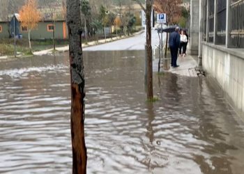 Bulqizë përmbytet nga reshjet e shumta të shiut, duke krijuar vështirësi në qarkullimin e mjeteve dhe kalimtarëve në disa akse rrugore.