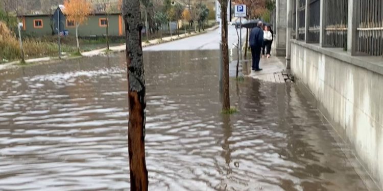 Bulqizë përmbytet nga reshjet e shumta të shiut, duke krijuar vështirësi në qarkullimin e mjeteve dhe kalimtarëve në disa akse rrugore.