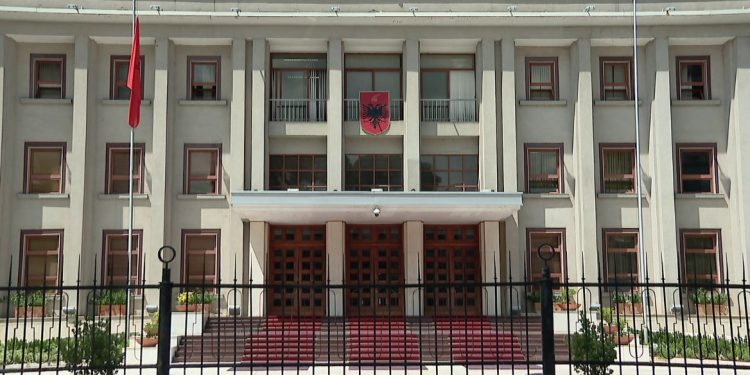 Buxheti i Presidencës 14 milionë lekë më i vogël për vitin 2025, me shpenzime më të ulta dhe qytetarë të kënaqur.