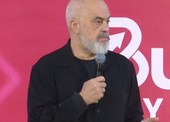 “Buxheti i propozuar nga PS fokusohet te pensionistët” / Rama: “Rroga minimale do arrijë 500 euro në vitin 2026, dhe 700 euro deri në përfundimin e mandatit”