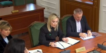 Buxheti i vitit 2026: Presidenca e kënaqur, edhe pse me 14 milionë lekë më pak. Manja për Financat: Ajo që ia morët Presidentit, dorëzojeni Autoritetit të Dosjeve.