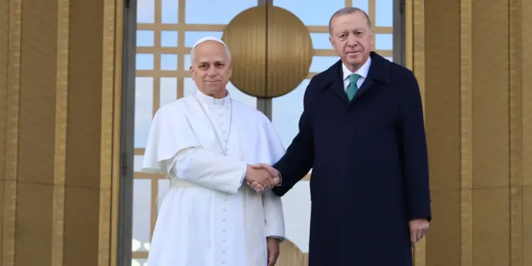 Ceremoni e shkëlqyer në Ankara, Papa Leone XIV i pranishëm për vizitë të jashtëzakonshme nga presidenti Erdogan.