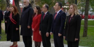 Ceremonia e ngritjes së flamurit në Vlorë fillon me pjesëmarrjen e kryeministrit Rama dhe presidentit Begaj.