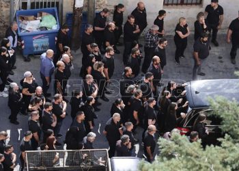 Ceremonia mortore e 39-vjeçarit shënon përfundimin e 'vendetës' në Kretë që transformoi fshatin në një arenë lufte, ndërsa policia forcon masat e sigurisë në tërë zonën.