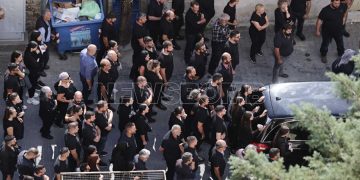 Ceremonia mortore e 39-vjeçarit shënon përfundimin e 'vendetës' në Kretë që transformoi fshatin në një arenë lufte, ndërsa policia forcon masat e sigurisë në tërë zonën.